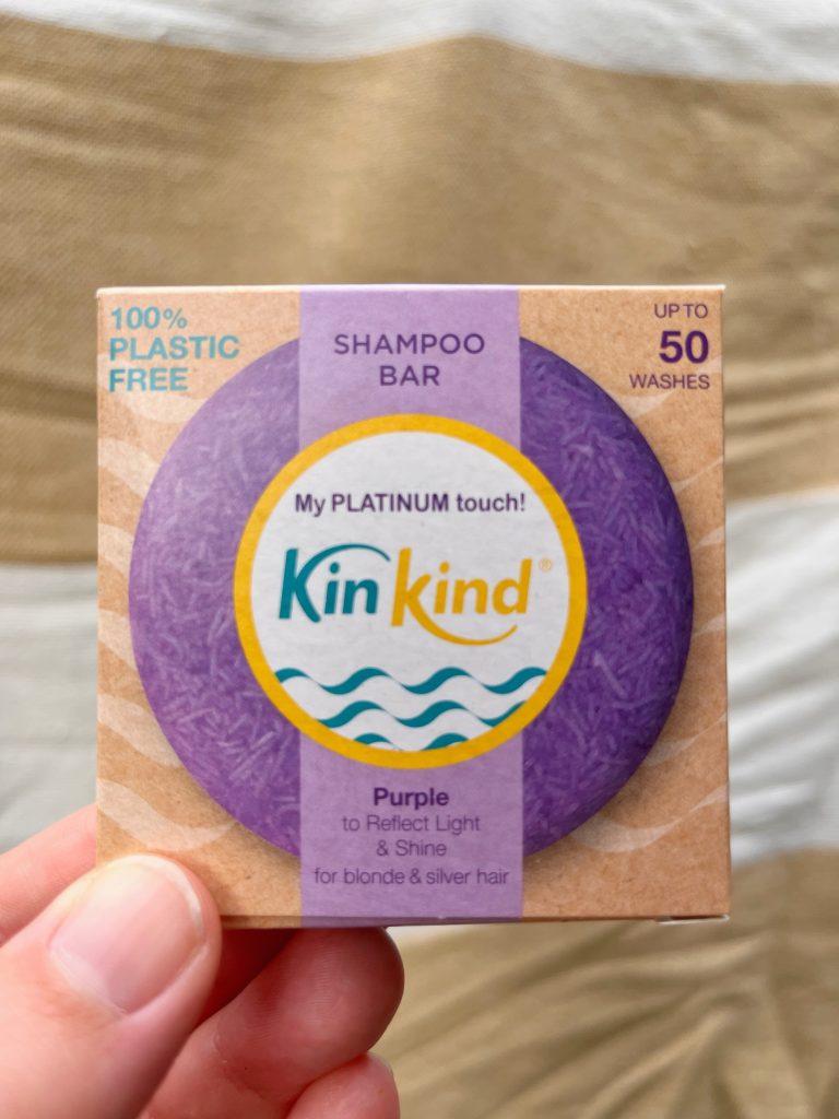 A purple shampoo bar designed to counteract brassiness and brighten blonde and silver hair.